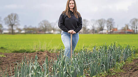 Julia Cornelissen steekt verse prei van haar eigen land.