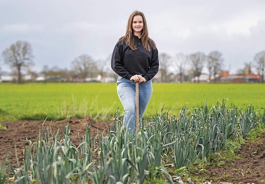 Julia Cornelissen steekt verse prei van haar eigen land.