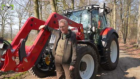 Nieuwe Steyr bosbouwtrekker op landgoed Kieftskamp voor zien van Hauer voorlader van De Factorij