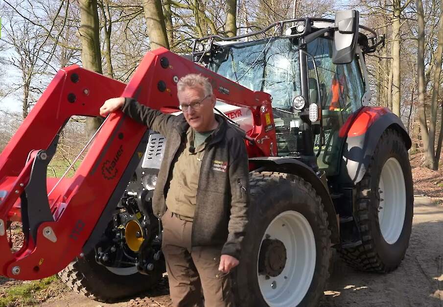 Nieuwe Steyr bosbouwtrekker op landgoed Kieftskamp voor zien van Hauer voorlader van De Factory