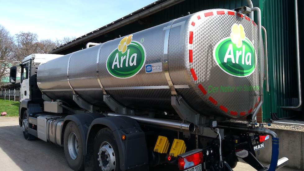 Een RMO van Arla haalt melk op bij een melkveehouder