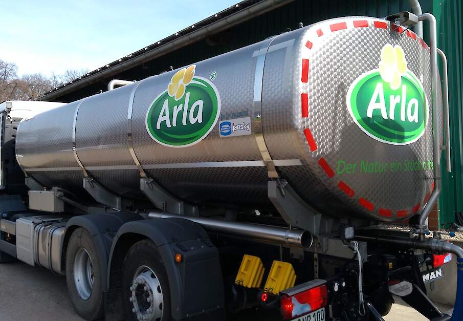 Een RMO van Arla haalt melk op bij een melkveehouder