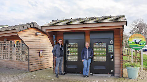 Job en Carla van de Kruijs voor de diepvriesvleesautomaat. Daarachter staan de twee eierautomaten.