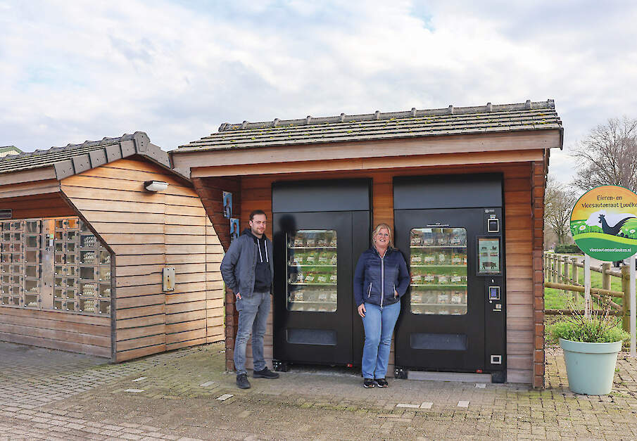 Job en Carla van de Kruijs voor de diepvriesvleesautomaat. Daarachter staan de twee eierautomaten.