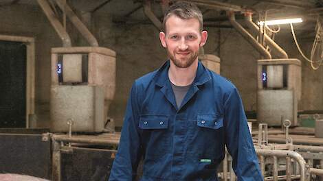 Niels Damsteegt investeerde in juli vorig jaar in nieuwe voerstations omdat de oude zo langzaamaan aan vervanging toe waren. &bdquo;De oude voerstations konden misschien nog twee jaar mee, maar nu hadden we de financi&euml;le ruimte hiervoor."