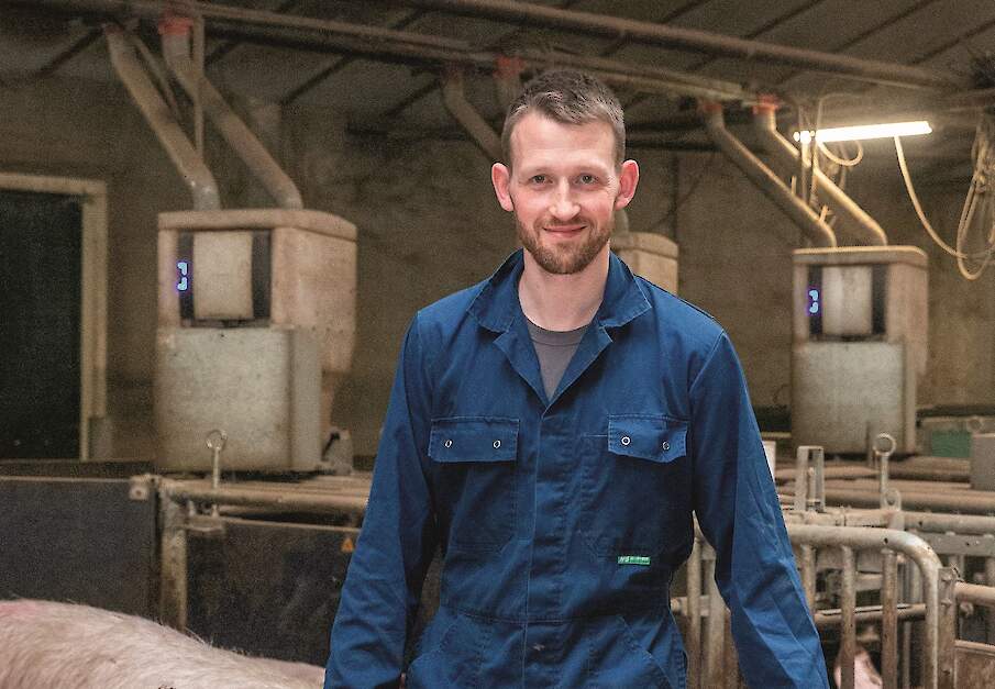 Niels Damsteegt investeerde in juli vorig jaar in nieuwe voerstations omdat de oude zo langzaamaan aan vervanging toe waren. &bdquo;De oude voerstations konden misschien nog twee jaar mee, maar nu hadden we de financi&euml;le ruimte hiervoor."