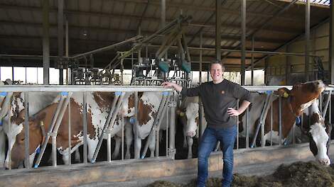 Melkveehouder Arfman bij koetoilet in stal
