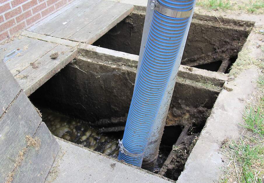 Mest wordt opgezogen uit een kelder