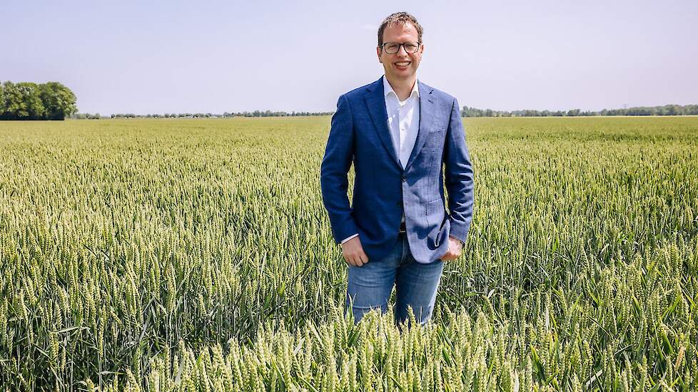 Andr&eacute; Hoogendijk in een veld tarwe