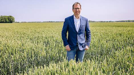 Andr&eacute; Hoogendijk in een veld tarwe
