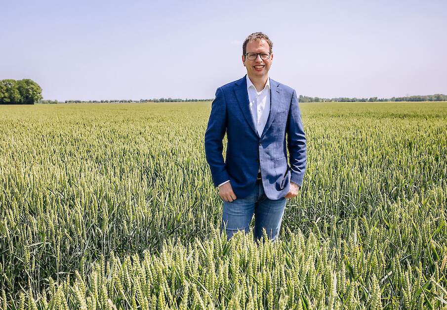 Andr&eacute; Hoogendijk in een veld tarwe