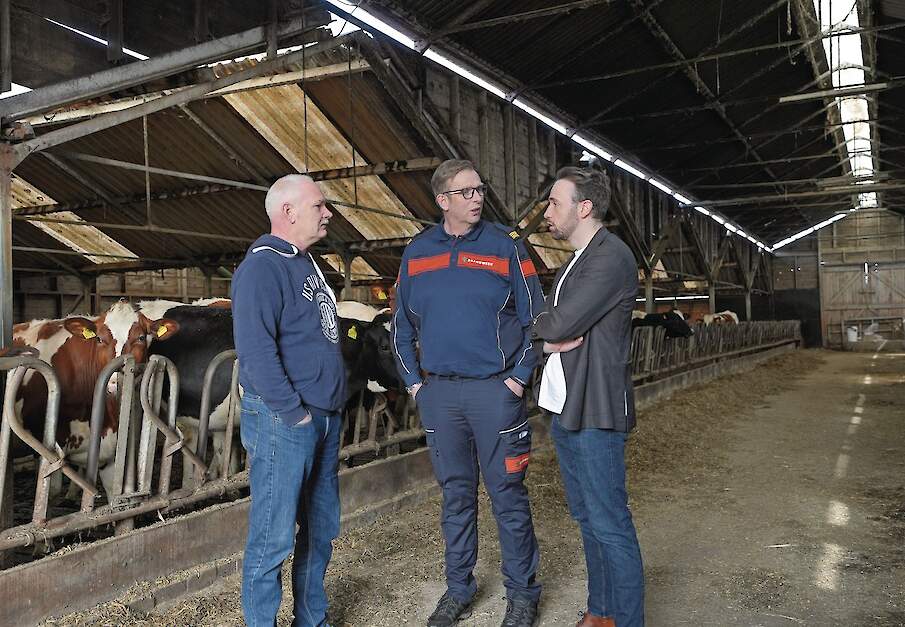 Melkveehouder Johan Oosthoek in zijn stal in gesprek met staatssecretaris Silvio Erkens
