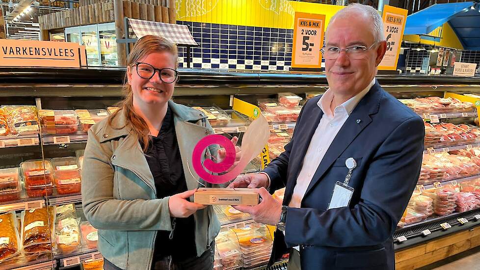 Ilonka van der Wagt krijgt de Krulstaart Award 2026 uitgereikt door Jean-Marie van Oort, directeur Topigs Norsvin Nederland.