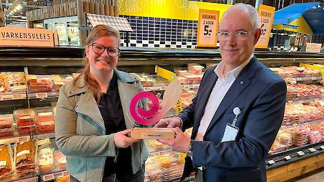 Ilonka van der Wagt krijgt de Krulstaart Award 2026 uitgereikt door Jean-Marie van Oort, directeur Topigs Norsvin Nederland.