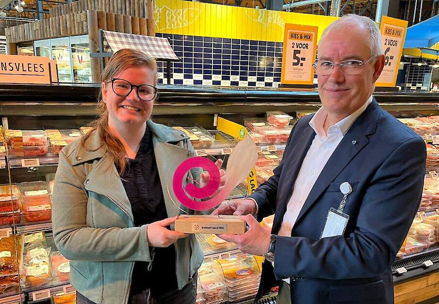 Ilonka van der Wagt krijgt de Krulstaart Award 2026 uitgereikt door Jean-Marie van Oort, directeur Topigs Norsvin Nederland.