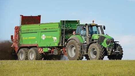 Naast Kunrader-landbouwkalk strooit Schyns ook vaste mest en compost met de combinatie.