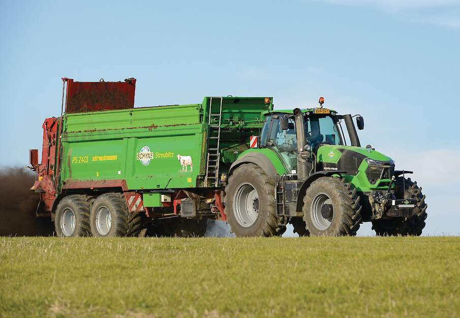 Naast Kunrader-landbouwkalk strooit Schyns ook vaste mest en compost met de combinatie.