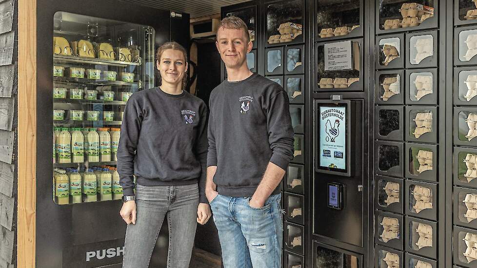 Jessica van Weperen en William van Rozen bij de verkoopautomaten, waar wekelijks zo&rsquo;n 10.000 eieren rechtstreeks aan klanten uit de regio worden verkocht.