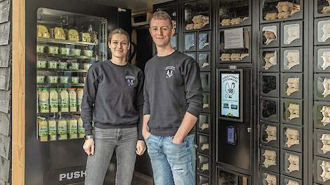 Jessica van Weperen en William van Rozen bij de verkoopautomaten, waar wekelijks zo&rsquo;n 10.000 eieren rechtstreeks aan klanten uit de regio worden verkocht.