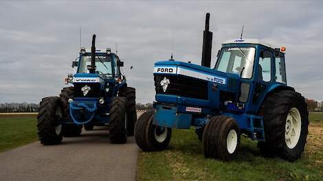 Ford TW 20 (Four-Wheel Drive)met Ford TW 30 (Two-Wheel Drive)  op transport