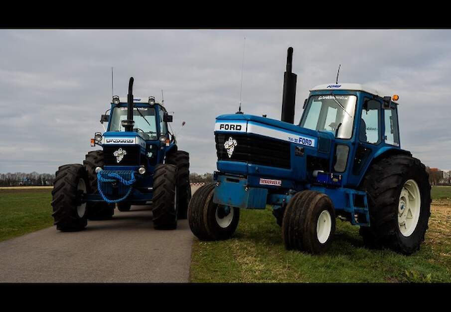 Ford TW 20 (Four-Wheel Drive)met Ford TW 30 (Two-Wheel Drive)  op transport