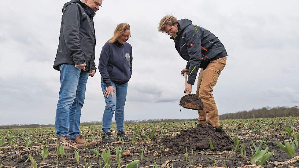 Akkerbouwer Jelle de With (r) laat de bodemstructuur op een kavel zien aan Peter Raatjes en Nicole Bartelds. Grote Masloot zorgt voor de watervoorziening in Boermarke Zeijen.