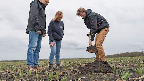 Akkerbouwer Jelle de With (r) laat de bodemstructuur op een kavel zien aan Peter Raatjes en Nicole Bartelds. Grote Masloot zorgt voor de watervoorziening in Boermarke Zeijen.