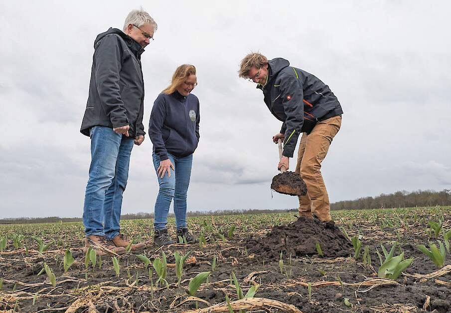 Akkerbouwer Jelle de With (r) laat de bodemstructuur op een kavel zien aan Peter Raatjes en Nicole Bartelds. Grote Masloot zorgt voor de watervoorziening in Boermarke Zeijen.