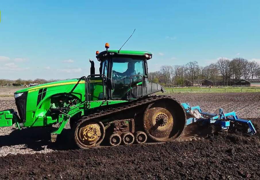 Grond lostrekken met de krachtige John Deere 8360RT