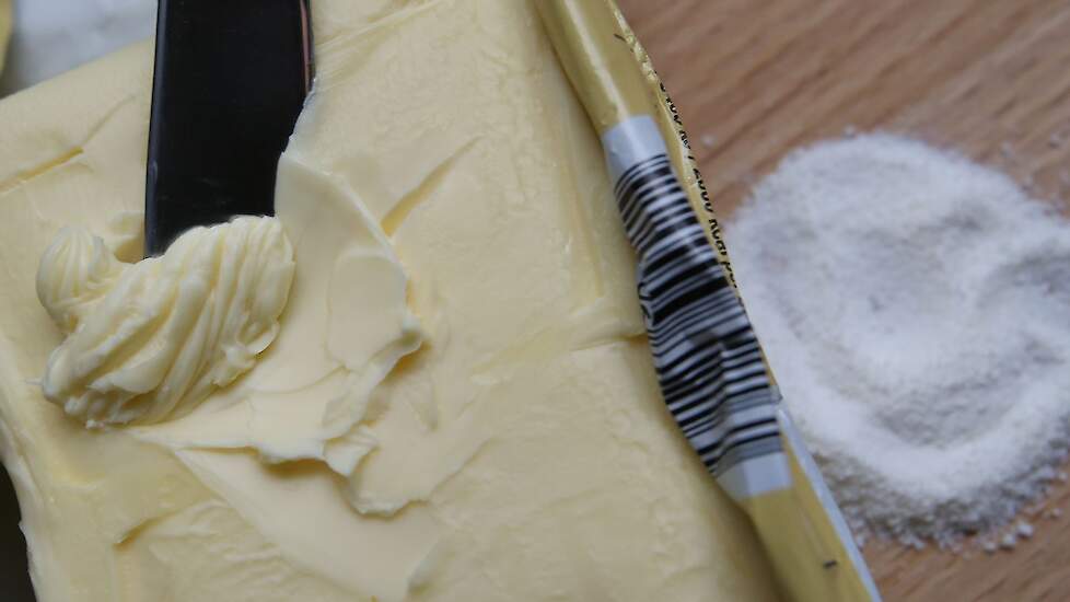 Verse boter en melkpoeder liggen op tafel