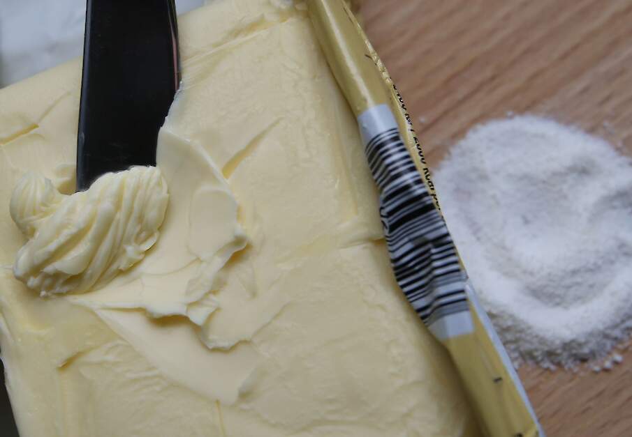 Verse boter en melkpoeder liggen op tafel