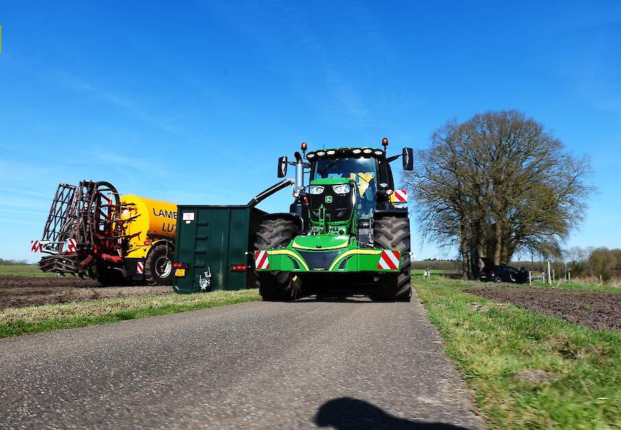 Mest uitrijden met Vervaet Hydro Trike, John Deere-tractor en Kaweco-drieasser