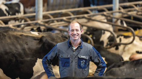 Wytze Kinderman tussen zijn melkkoeien.