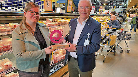 Ilonka van der Wagt en Topigs Norsvin-directeur Jean-Marie van Oort
