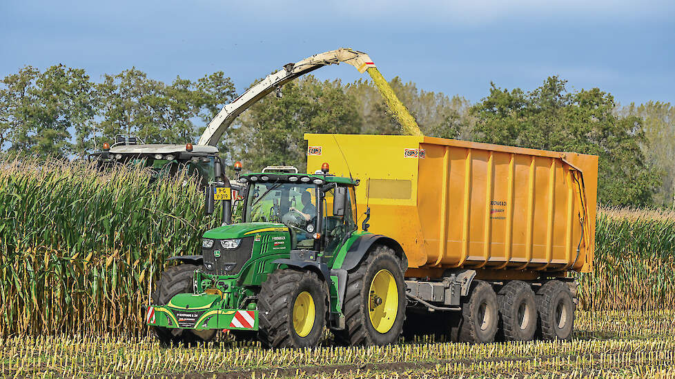 Roothans gebruikt capaciteitsmachines voor het afvoeren van de ma&iuml;s.