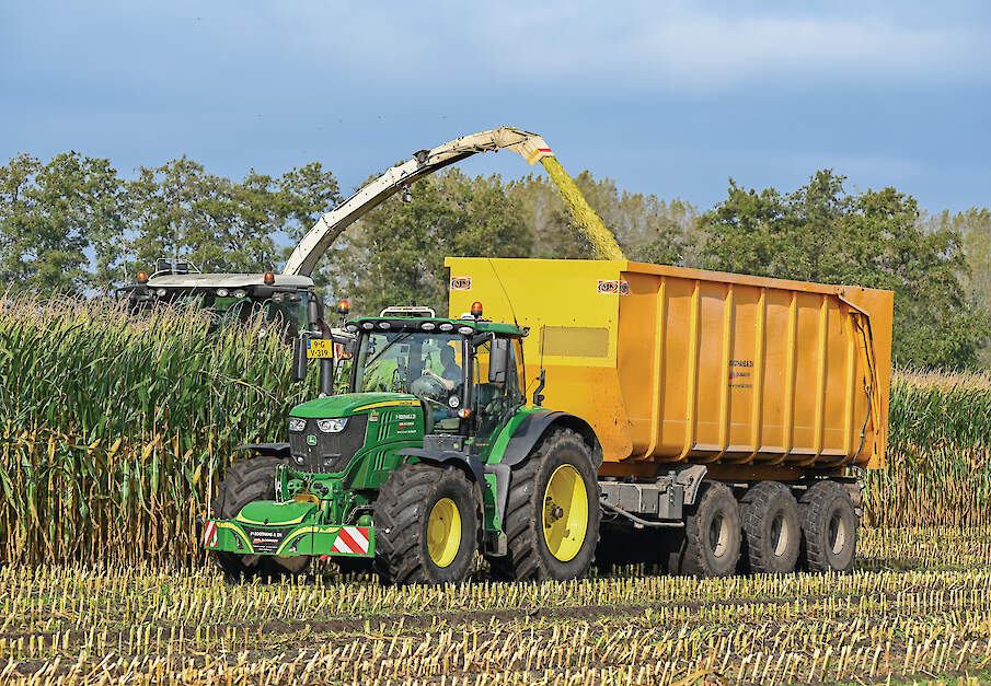Roothans gebruikt capaciteitsmachines voor het afvoeren van de ma&iuml;s.