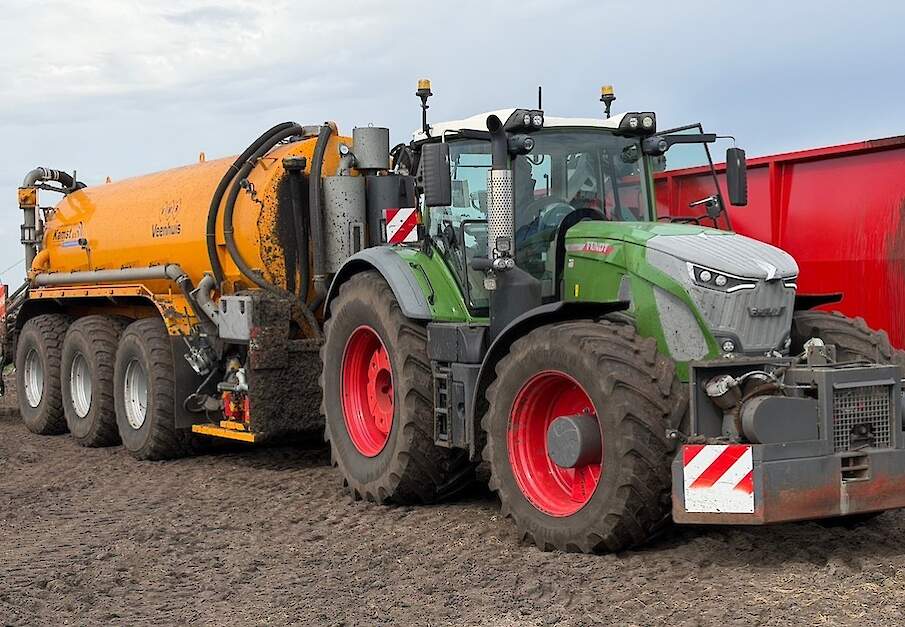 Fendt 942 Vario met Veehuis Tridem 26,5 kuub mesttank -loonbedrijf Kamst