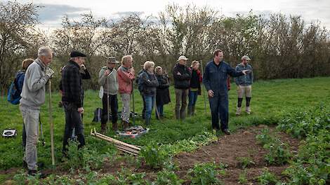 Akkerbouwer Wouter Vierboom geeft uitleg aan de vrijwilligers. Uiterst rechts bio-teler Howard Koster.