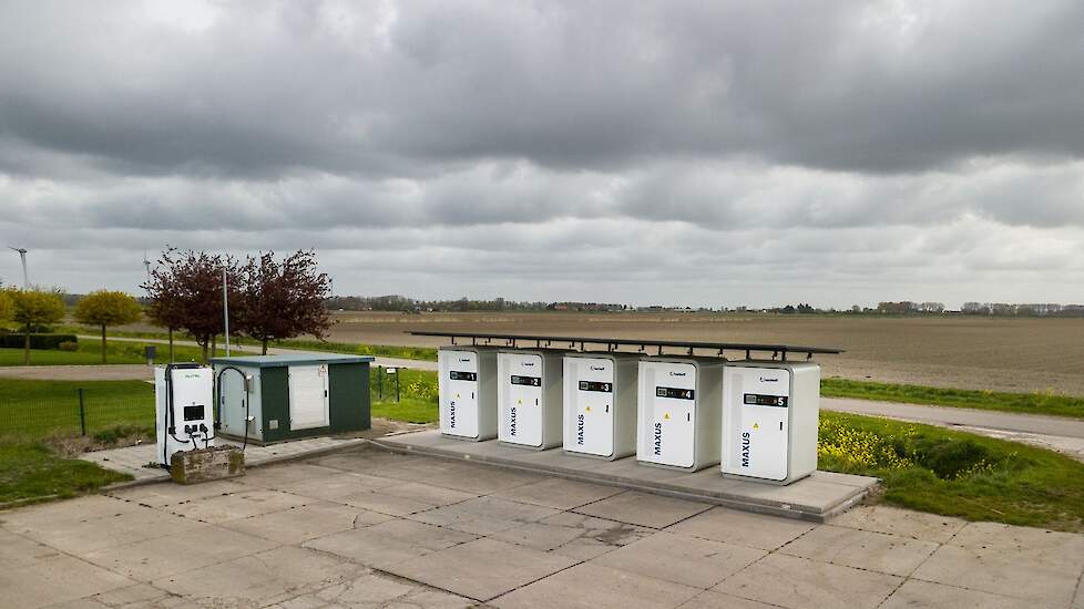 Batterij met laadpaal op het pluimveebedrijf grip op zonnestroom laden en noodstroom