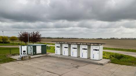 Batterij met laadpaal op het pluimveebedrijf grip op zonnestroom laden en noodstroom