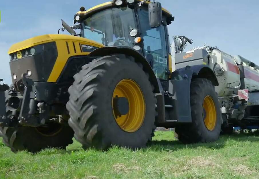JCB Fasttrac 4220 met Kaweco Profi II.10 aan het mest injecteren