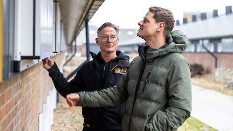 Pluimveehouder Marcel Geraedts in gesprek met Koen van den Berg, adviseur pluimveehouderij.