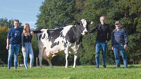 Langemeins Jantje 129 in 2022 met v.l.n.r. Steven, Mari&euml;lle, Gerrit en Steven Koopman.
