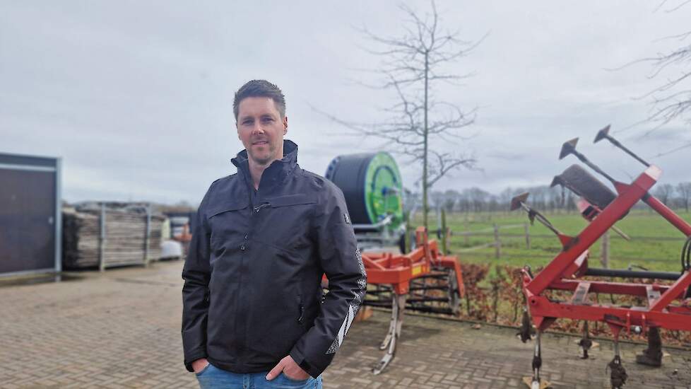 Akkerbouwer Paul Venner op het erf van zijn voormalige varkensbedrijf. Recent kocht hij een nieuwe beregeningshaspel.