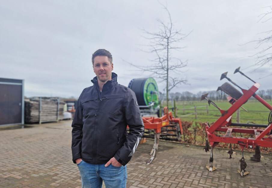 Akkerbouwer Paul Venner op het erf van zijn voormalige varkensbedrijf. Recent kocht hij een nieuwe beregeningshaspel.