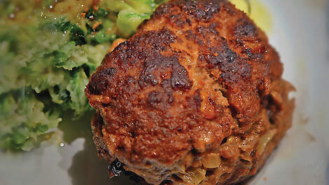 Per dag een eetlepel gehakt, een halve eierdop, een plakje kaas en nog wat zuivel. Dat is het nieuwe advies van het Voedingscentrum.