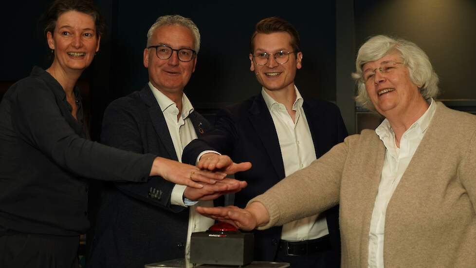 V.l.n.r: Roosmarijn Saat (Biowinkelvereniging), Jan Groen (BioNederland), Jaimi van Essen (minister LVVN) en Pipie Smits van Oyen (Biohuis)