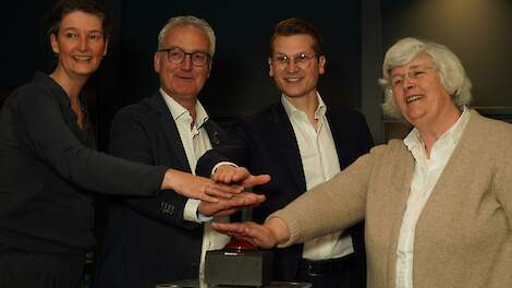 V.l.n.r: Roosmarijn Saat (Biowinkelvereniging), Jan Groen (BioNederland), Jaimi van Essen (minister LVVN) en Pipie Smits van Oyen (Biohuis)