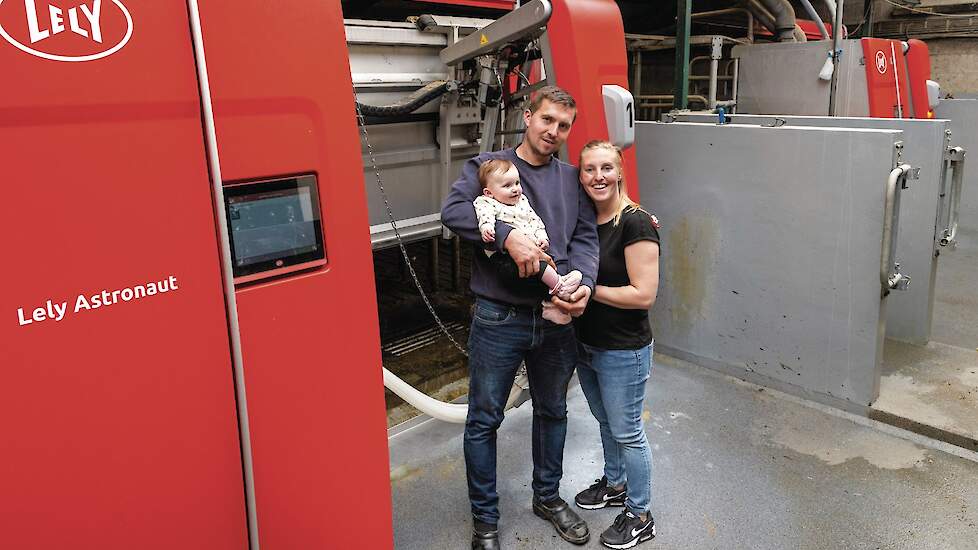 Joost en Adrie de Bruijn met hun dochter Tess bij hun nieuwe melkrobot