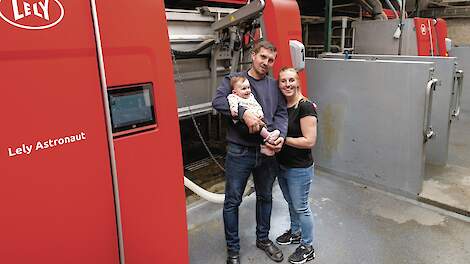 Joost en Adrie de Bruijn met hun dochter Tess bij hun nieuwe melkrobot